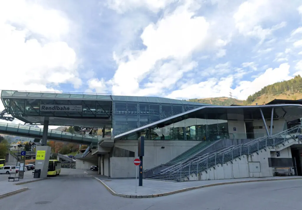 St. Anton Skipassbüro an der Rendlbahn
