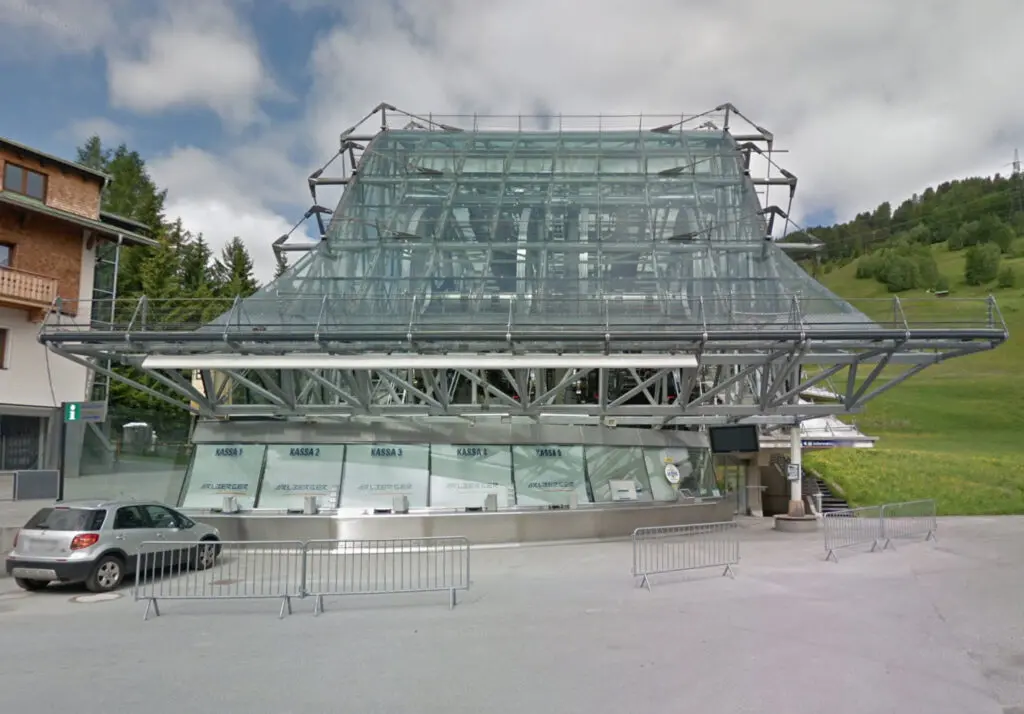 St. Anton Skipassbüro an der Galzigbahn
