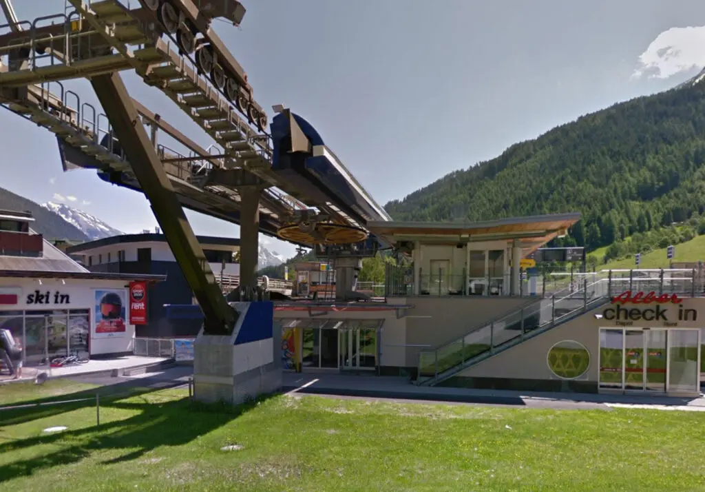 St. Anton Skipassbüro an der Nassereinbahn