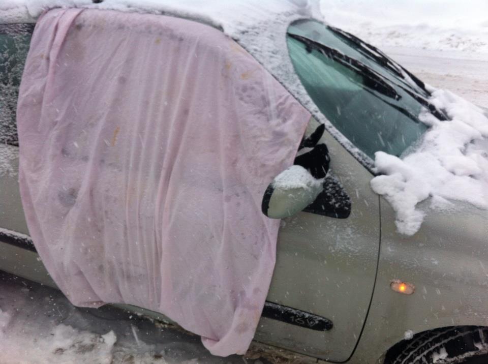 réparer sa voiture avec un drap de lit