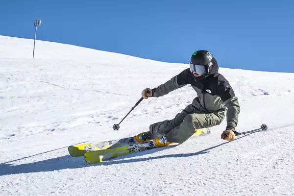 Mann fährt Ski