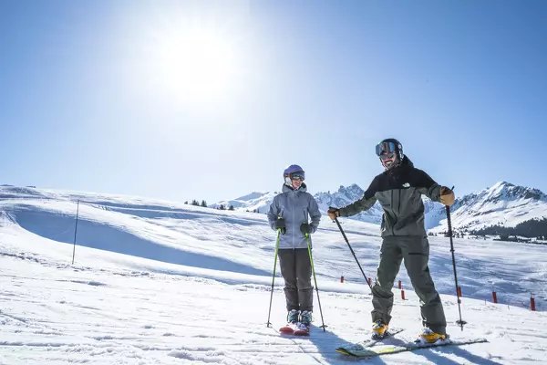 Skilehrer gibt eine Lektion