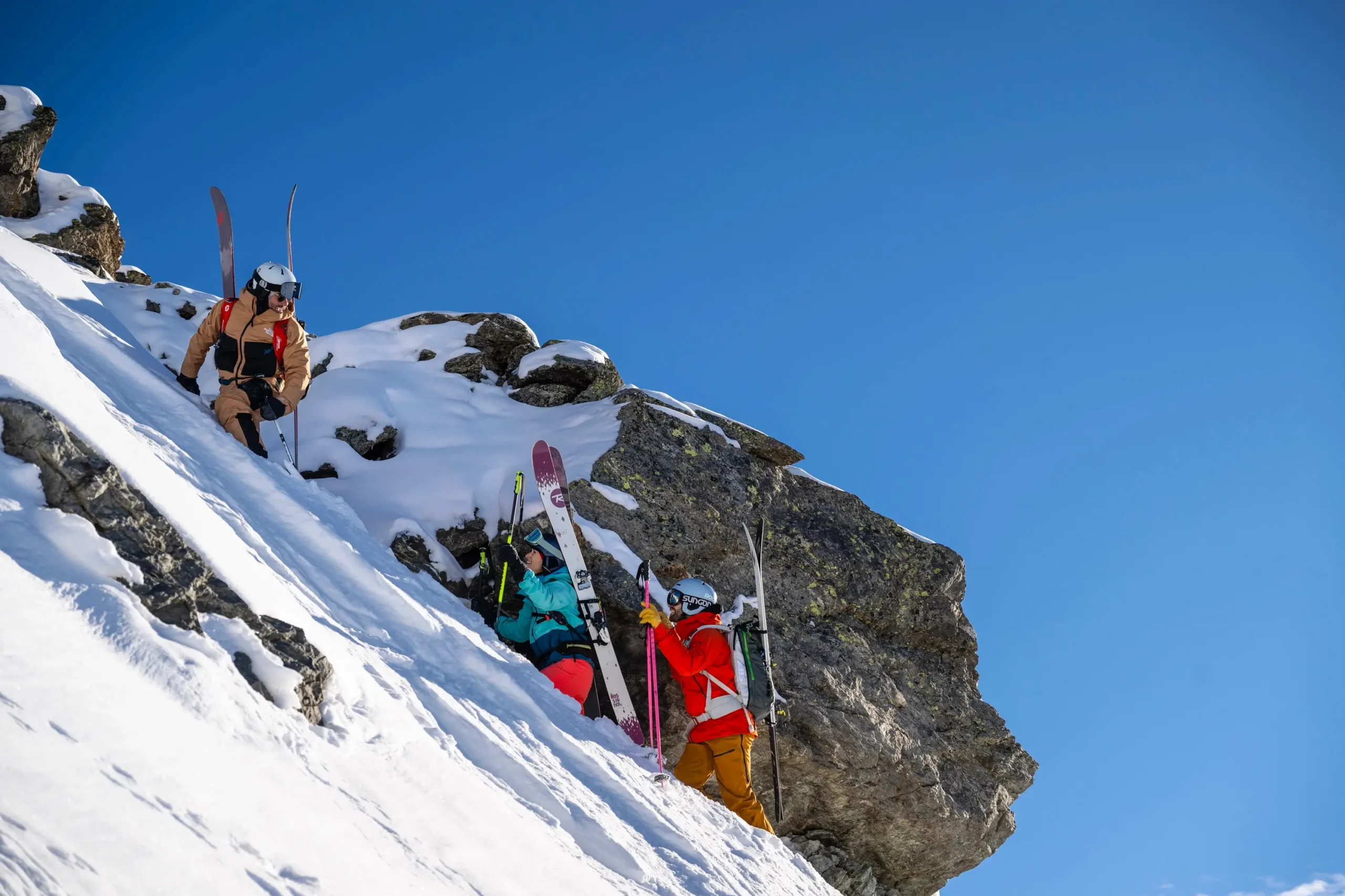 Un moniteur de ski guidant des personnes dans le cadre d'une leçon