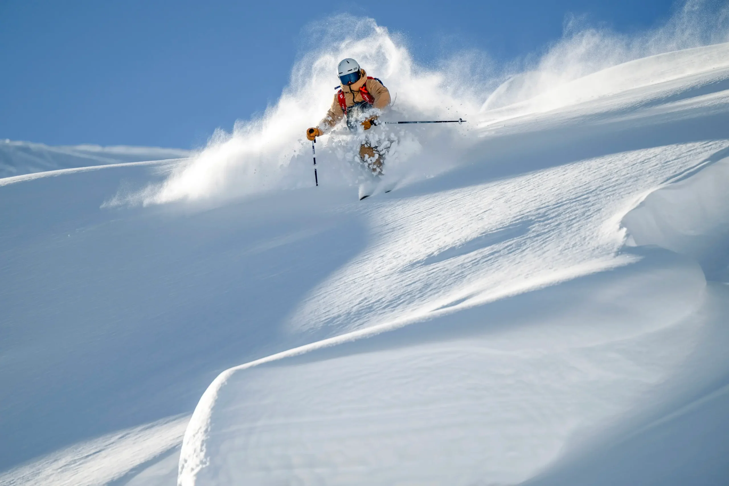 Un membre de notre équipe trouve de la neige fraîche lors de nos cours de ski hors-piste
