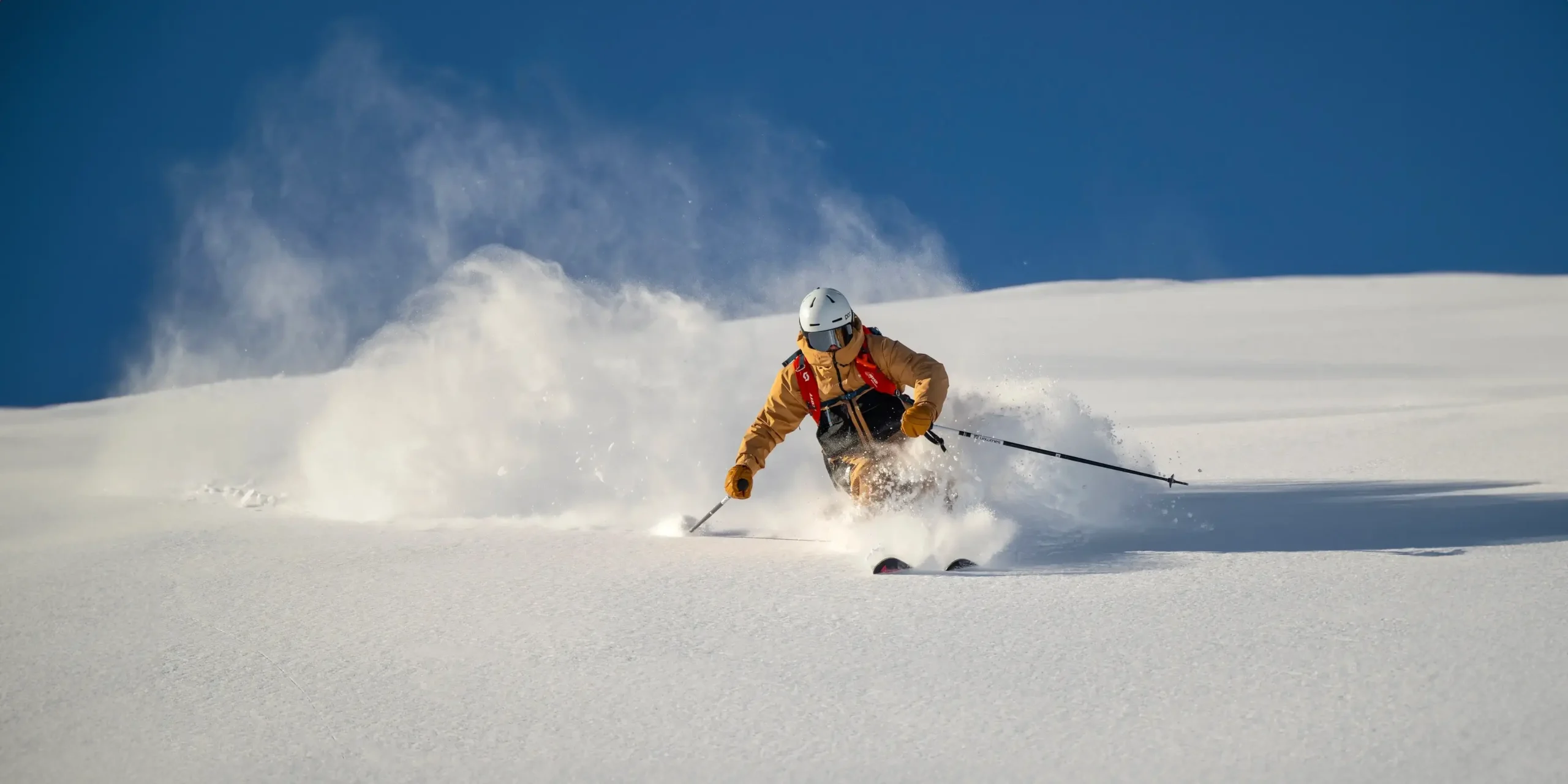 Ein Skilehrer, der in St. Anton abseits der Piste Ski fährt