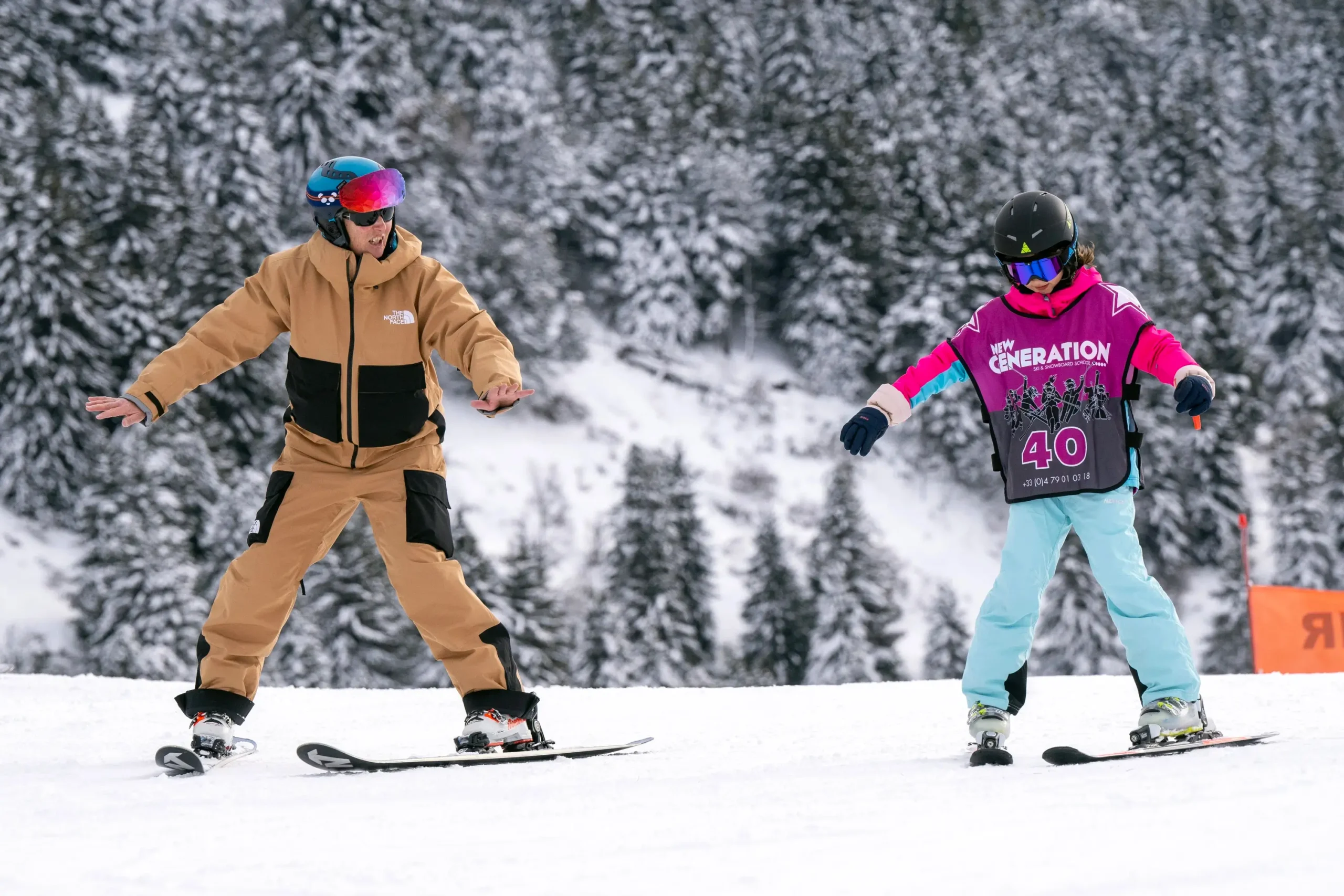 Ein junger Skifahrer lernt in Morzine Ski zu fahren