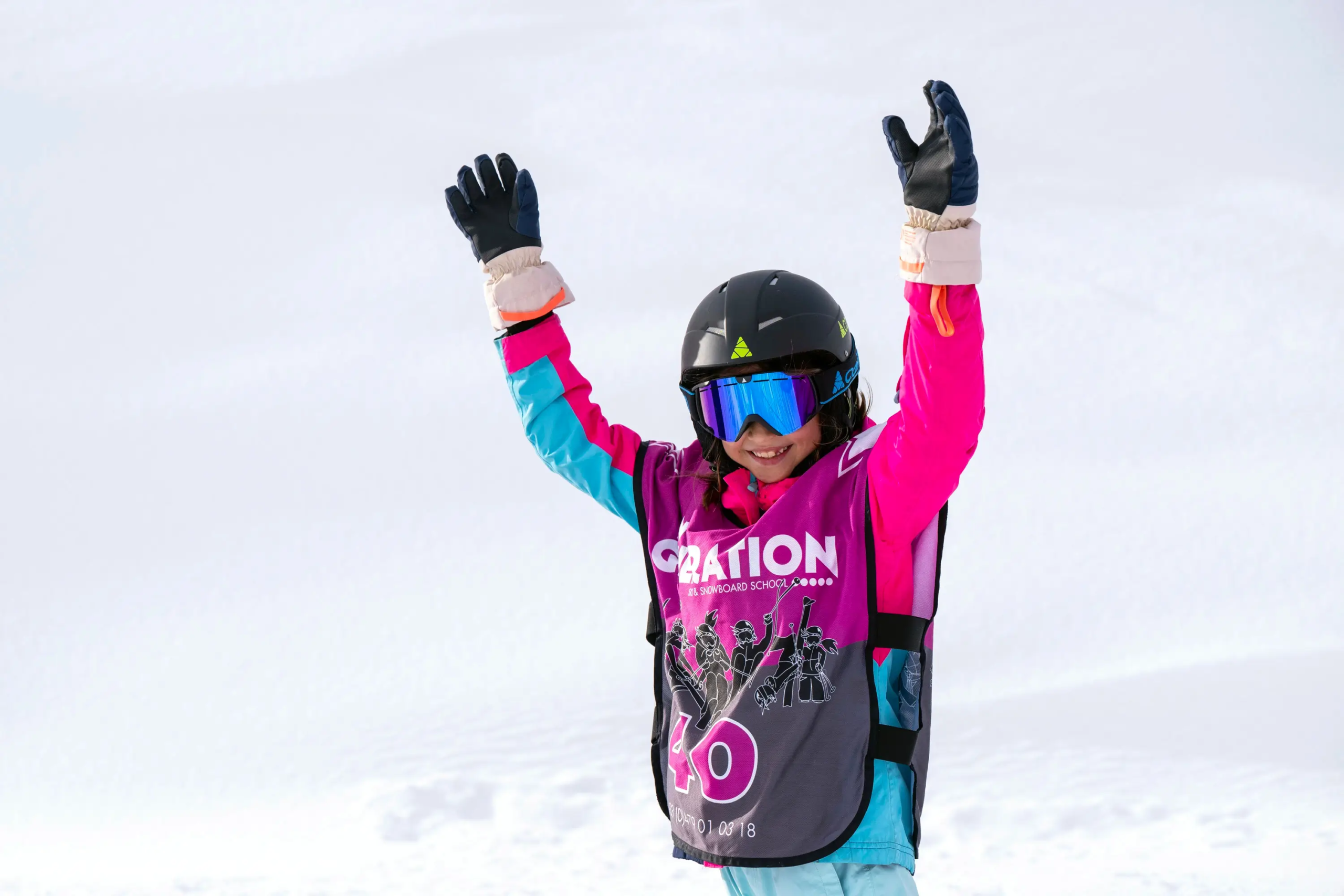 Un enfant heureux à ses cours de ski