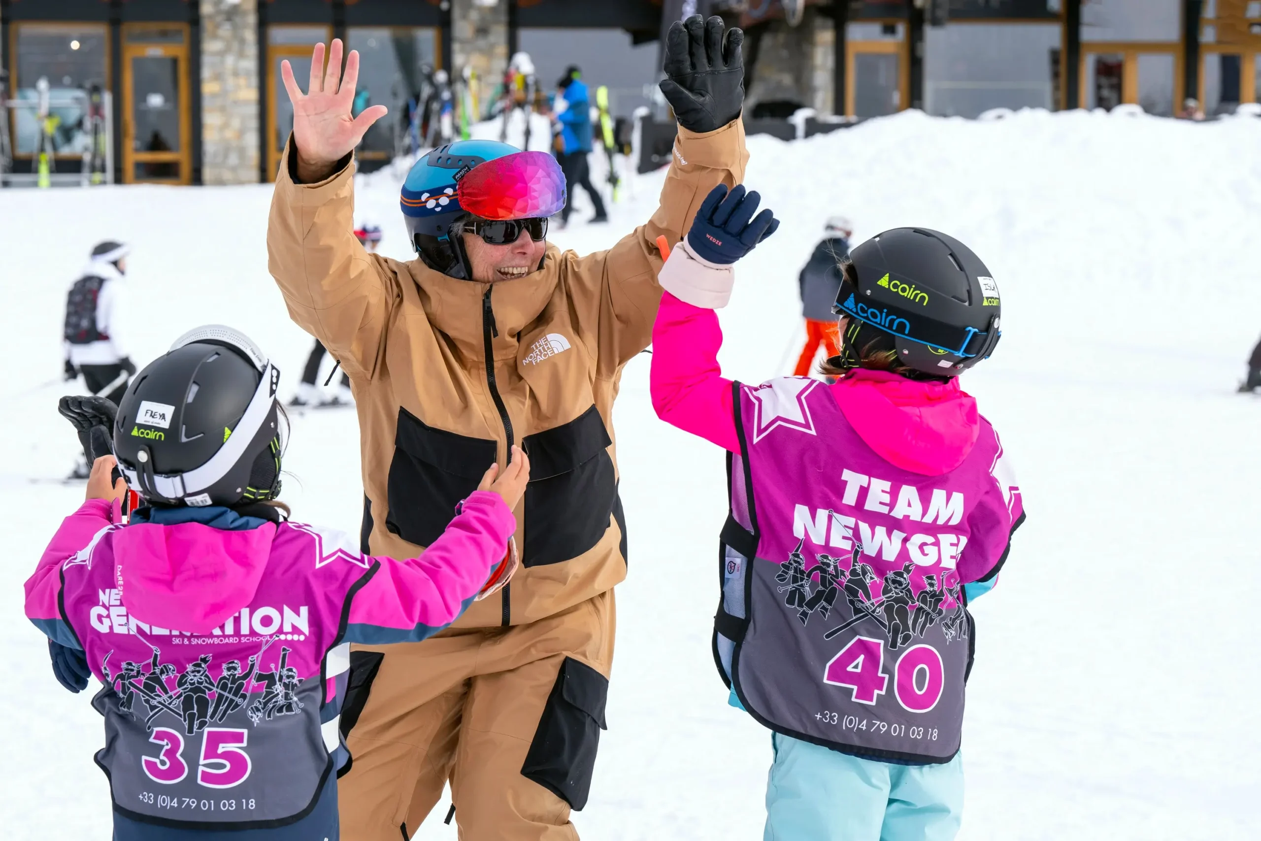 Moniteur de ski qui tape dans la main