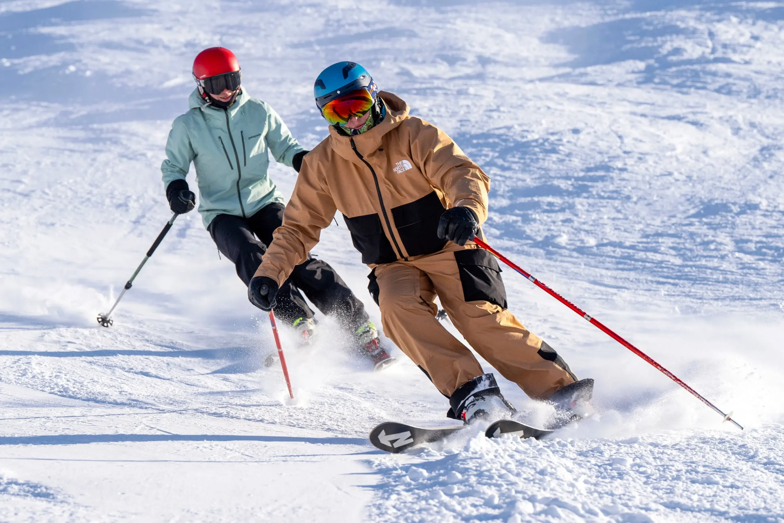 Ein fortgeschrittener Skifahrer, der einem Skilehrer in Meribel folgt