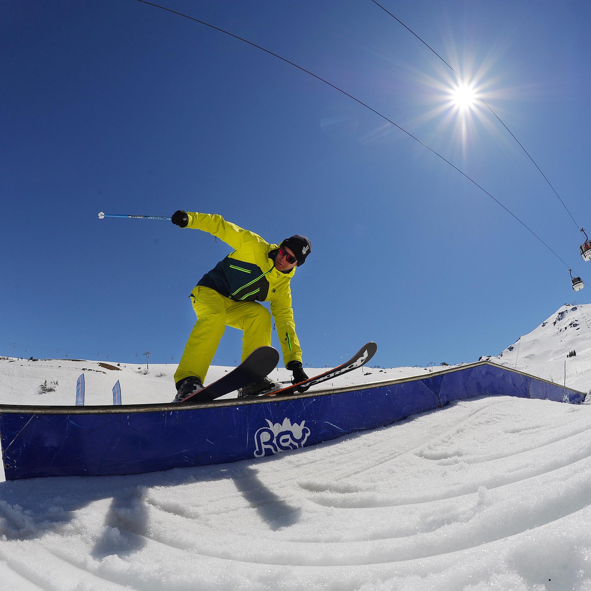 Un instructeur démontrant un slide sur rail dans un cours de ski