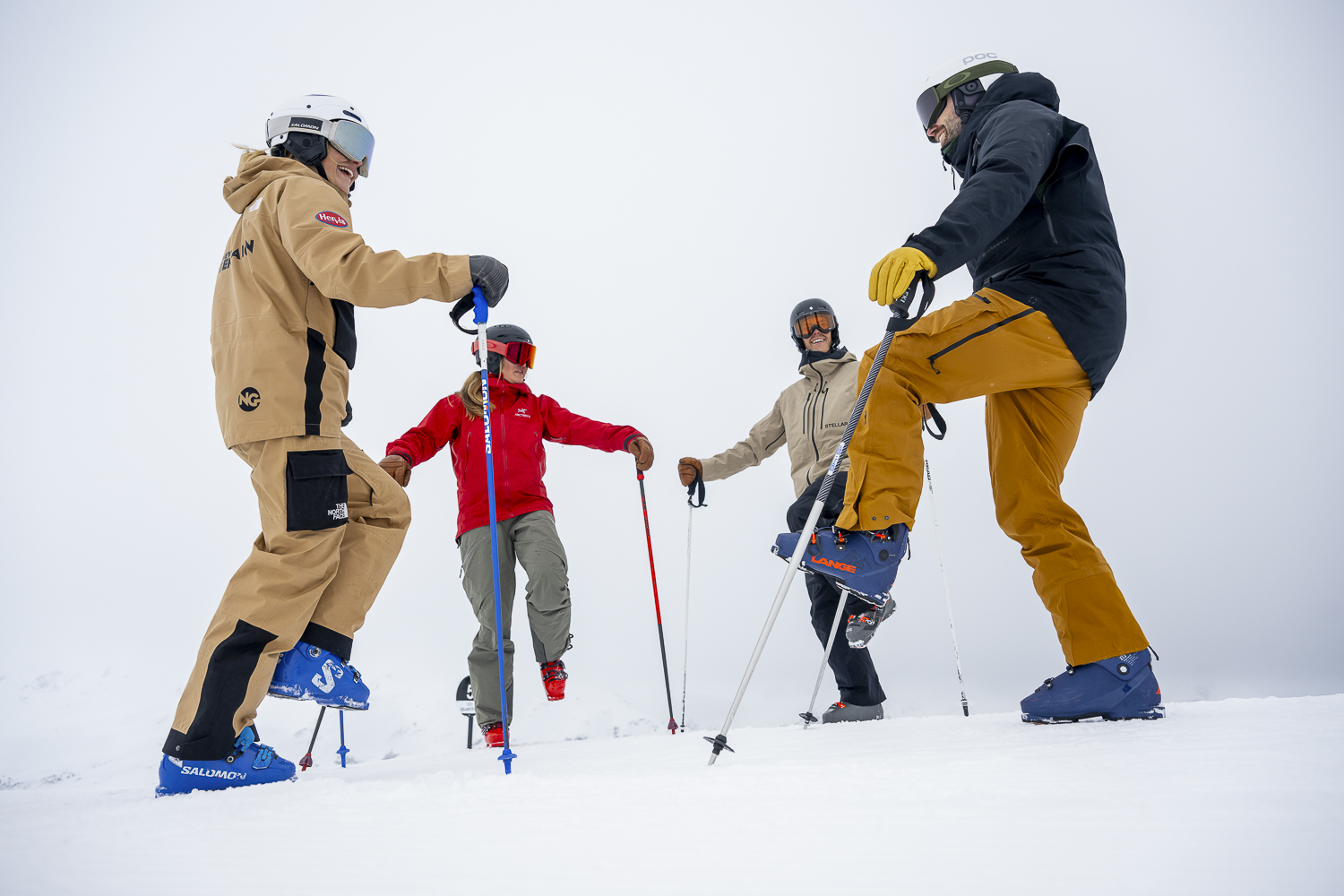 Moniteurs de ski New Generation donnant une leçon aux skieurs
