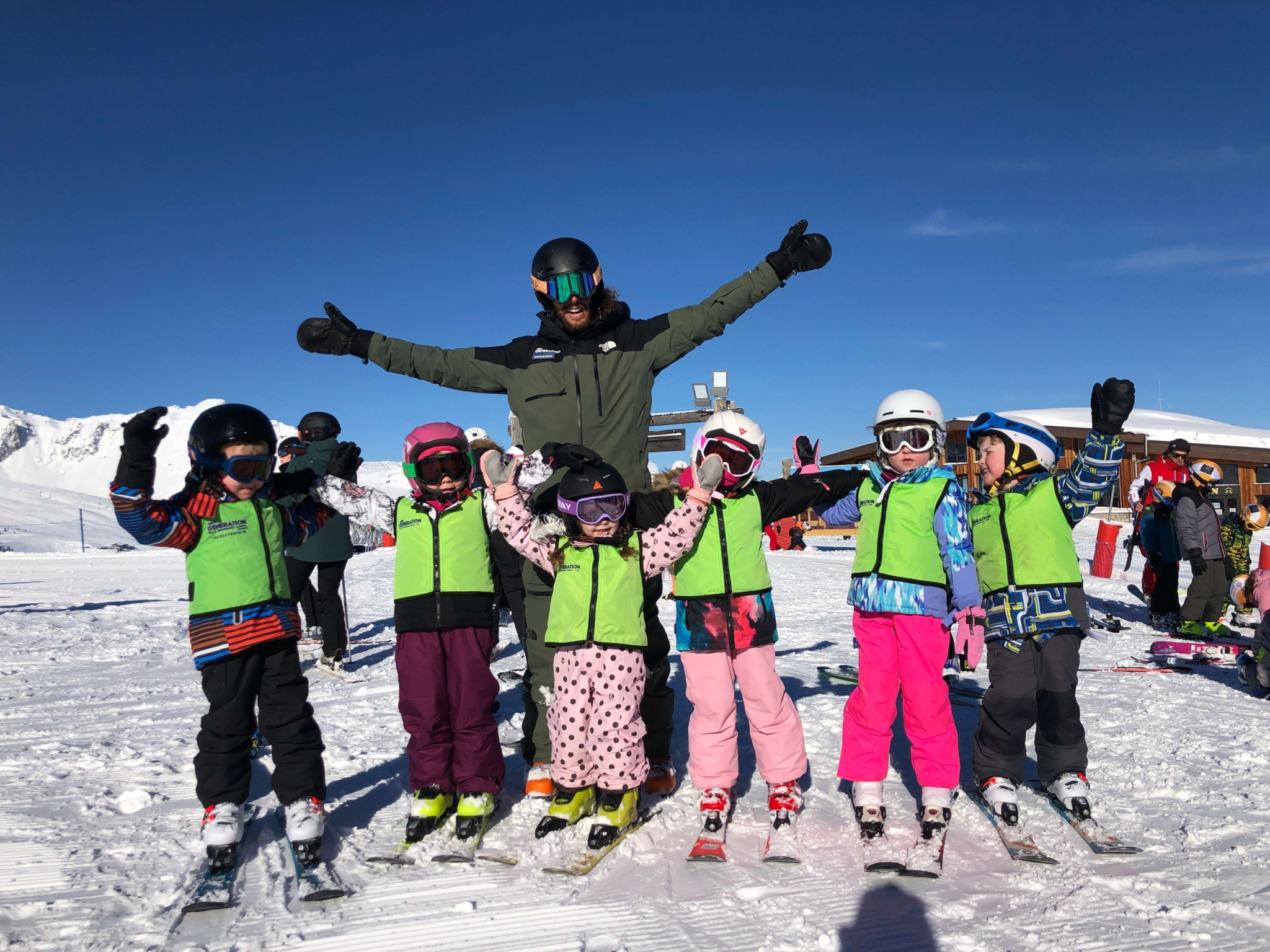 Junge Skifahrer haben Spaß beim Skifahren