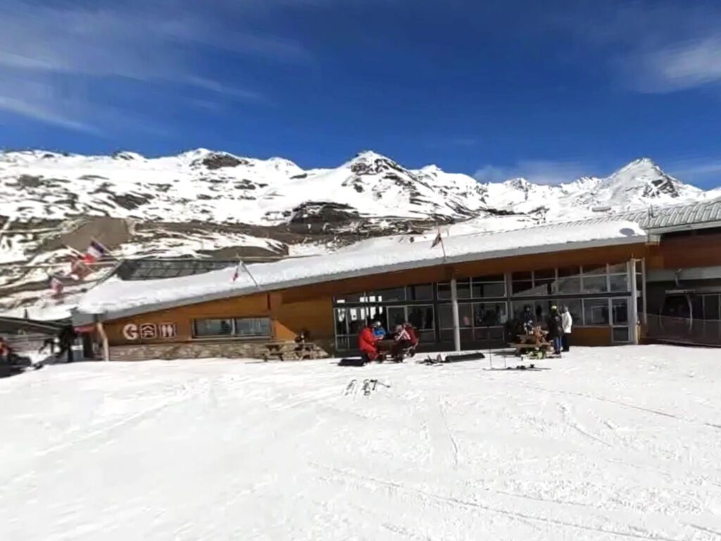 Val Thorens Lift Pass Office (Cairn Caron bottom station)
