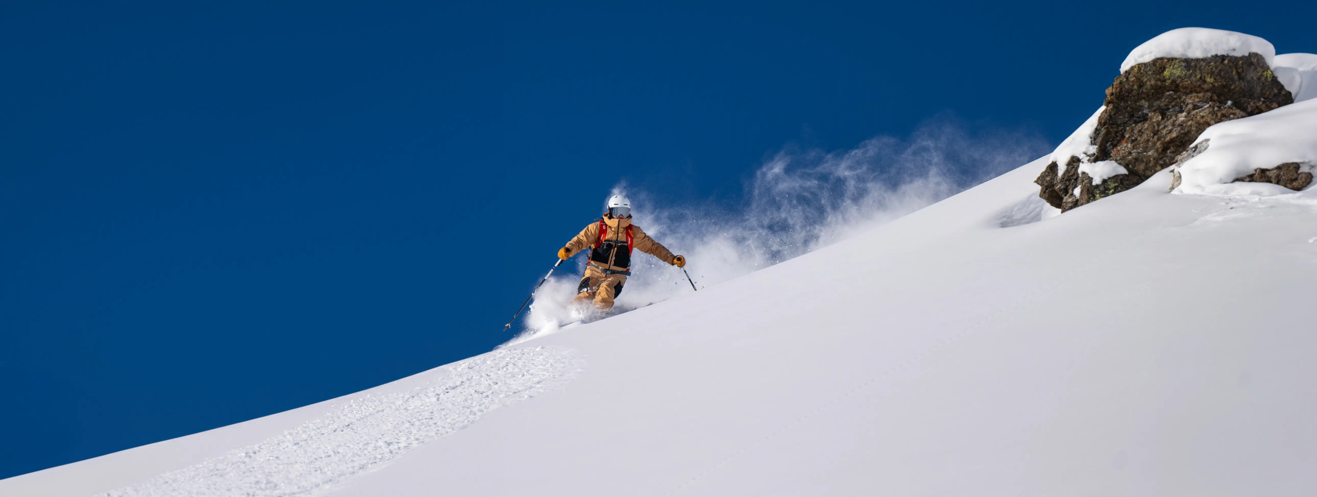 Un moniteur de ski skiant dans la poudreuse à Val Thorens