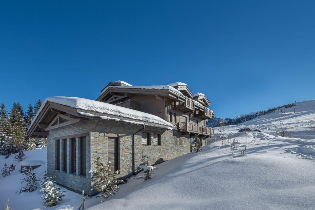 Un chalet de ski dans les montagnes