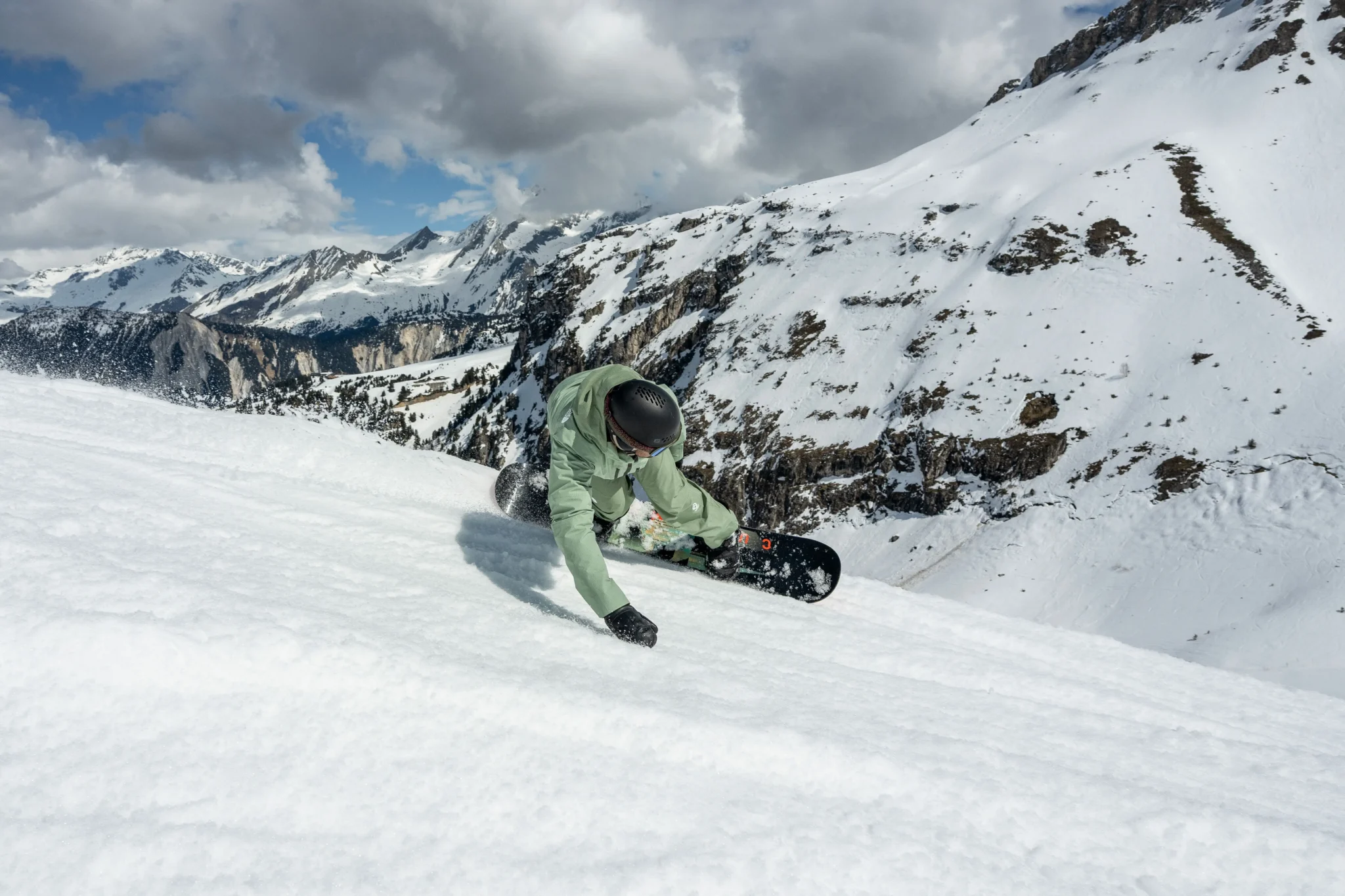 A snowboarder on on eof our intermediate Off Piste Snowboard Courses