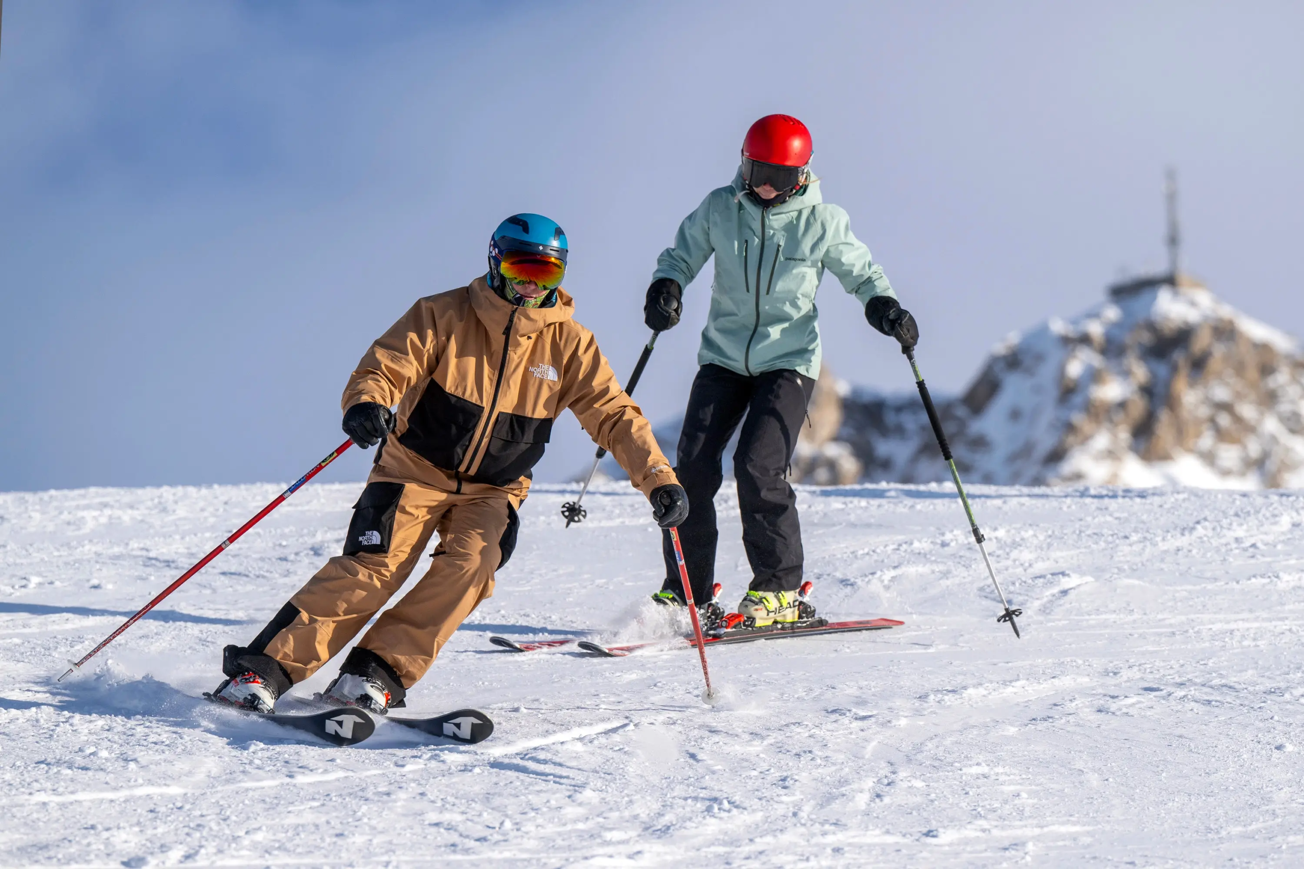 un skieur profitant d'une leçon de ski privée