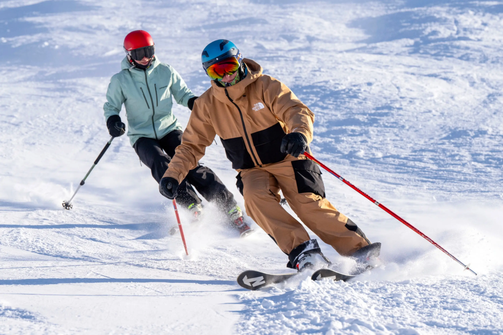 Ein fortgeschrittener Skifahrer folgt einem Skilehrer in Meribel