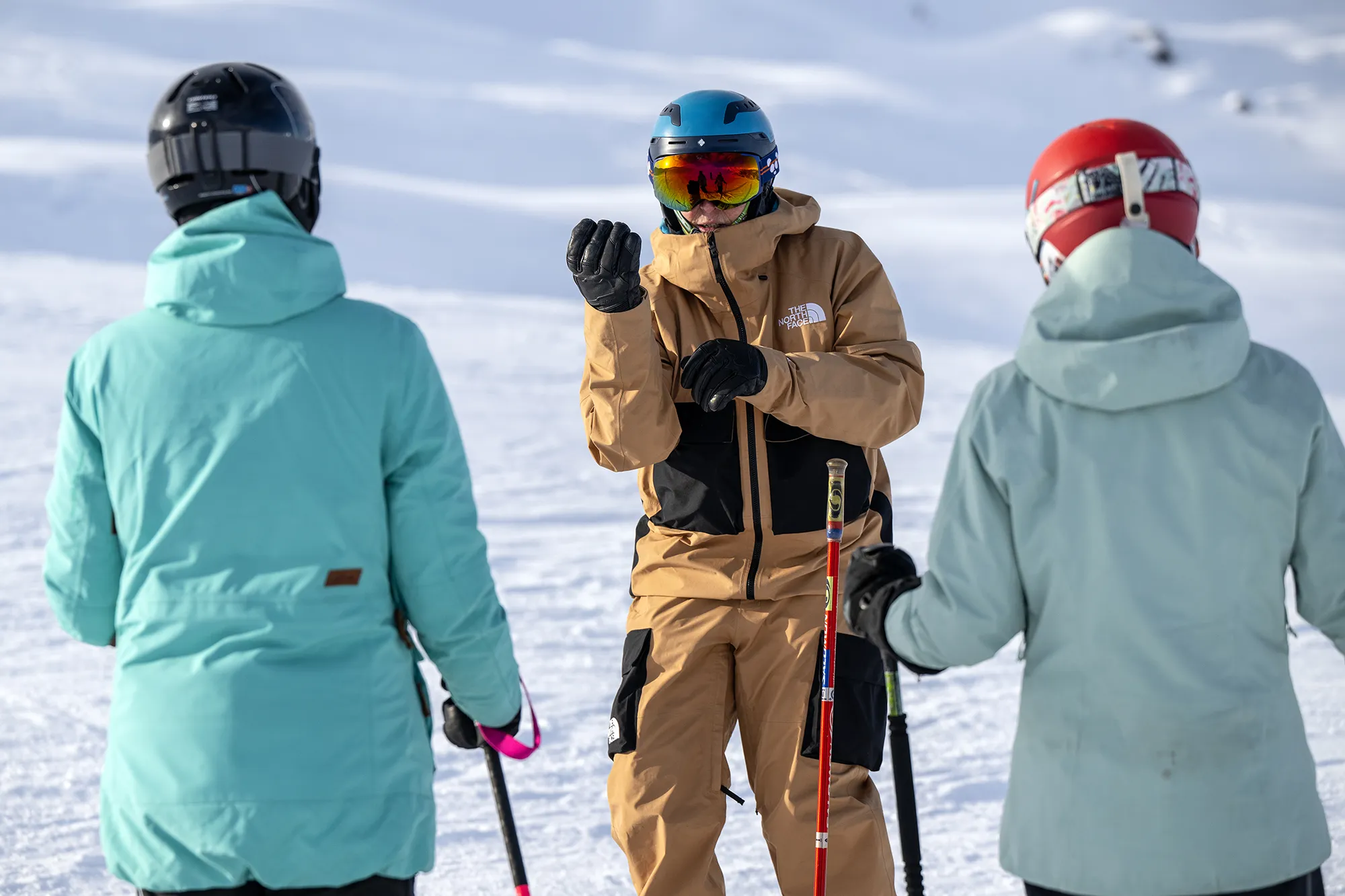 A Ski instructor giving feedback in a ski lesson